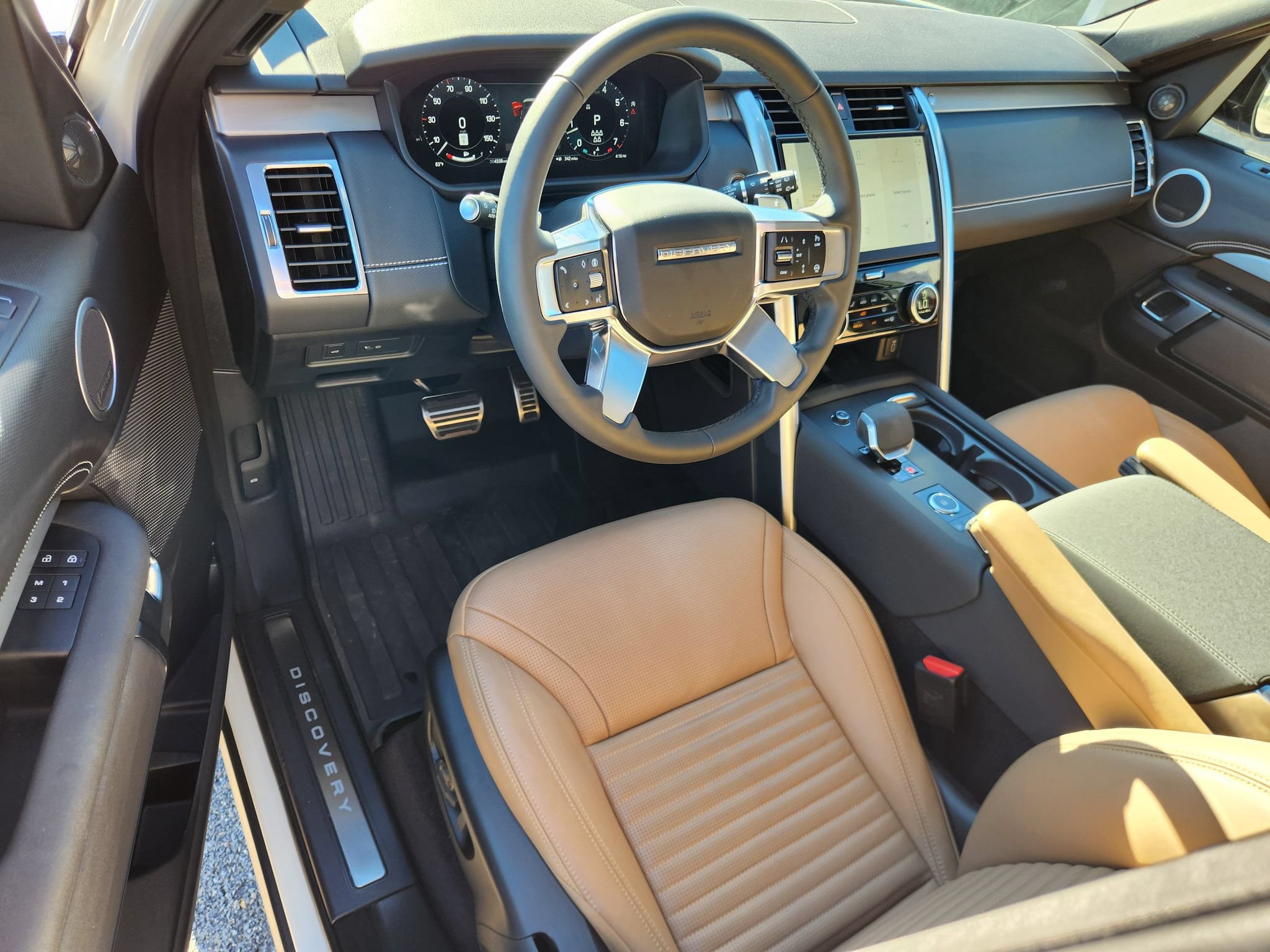 Used 2026 Land Rover Discovery Dynamic SE AWD/4WD image 17