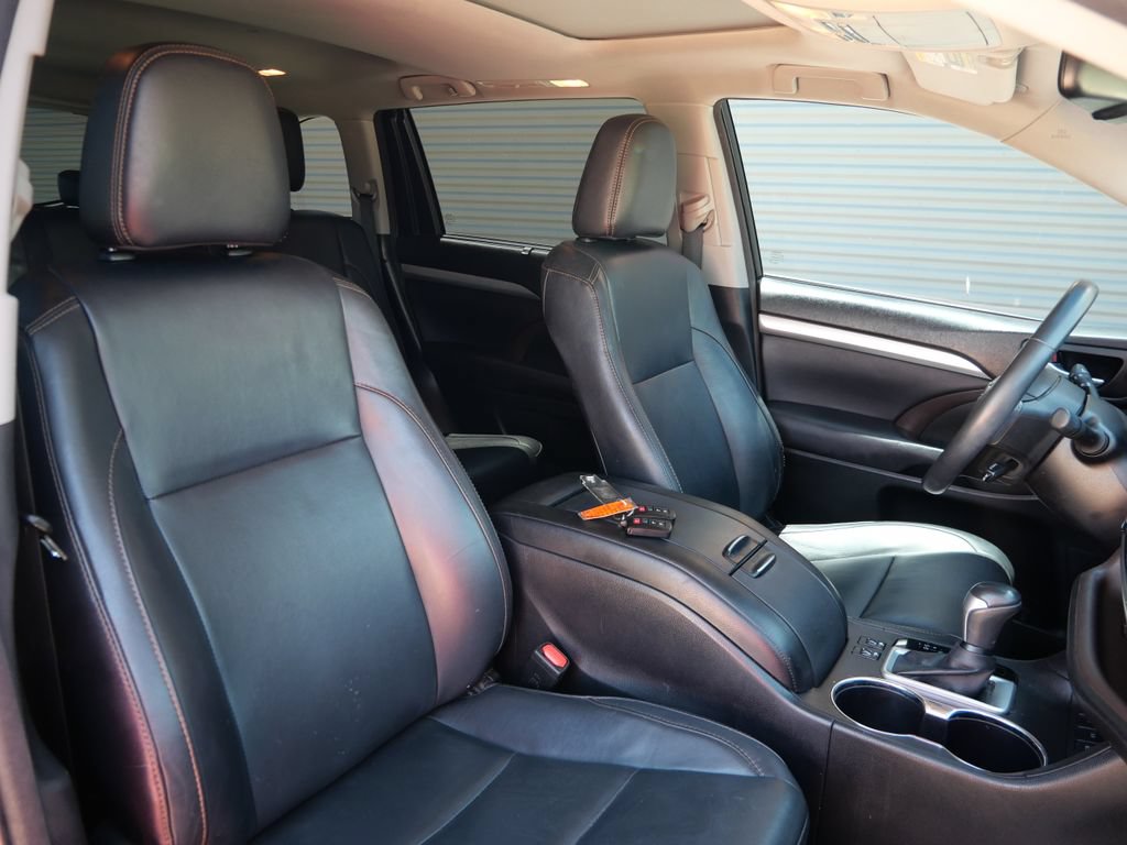 Used 2016 Toyota Highlander XLE AWD/4WD image 16