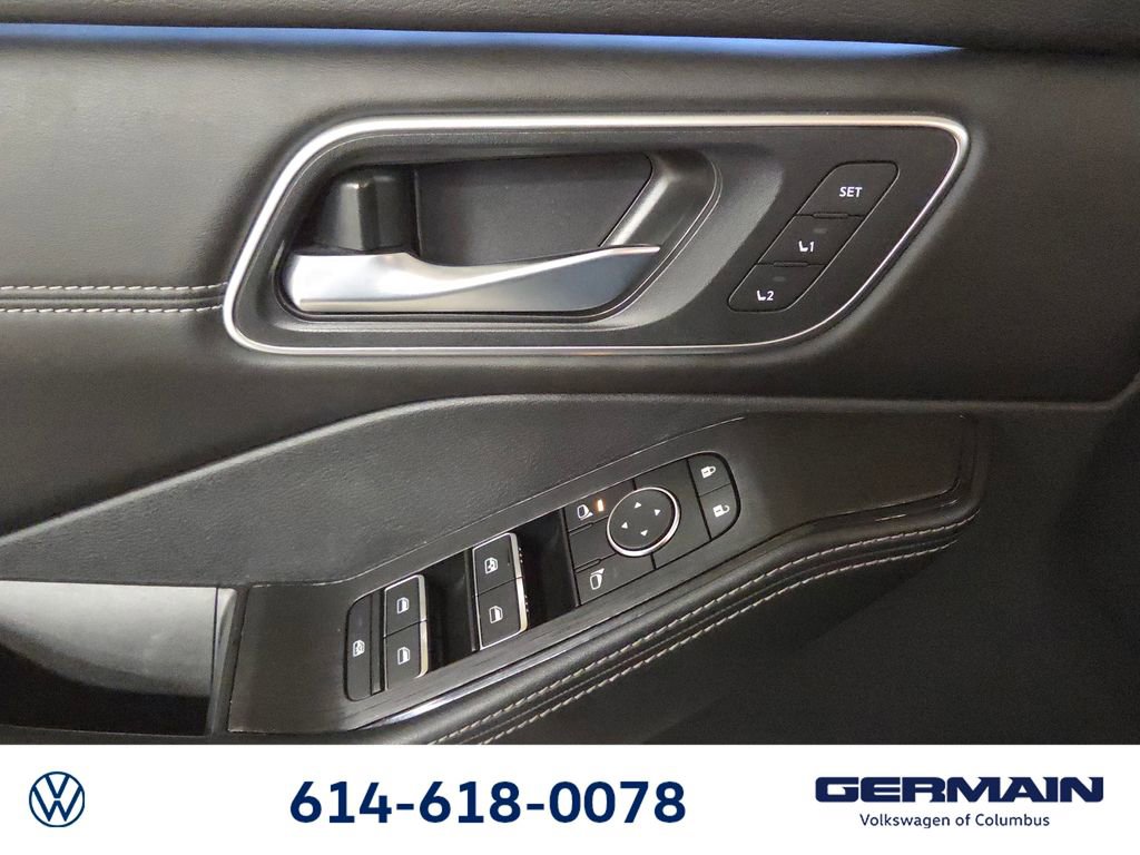 Used 2024 Nissan Rogue Platinum image 32