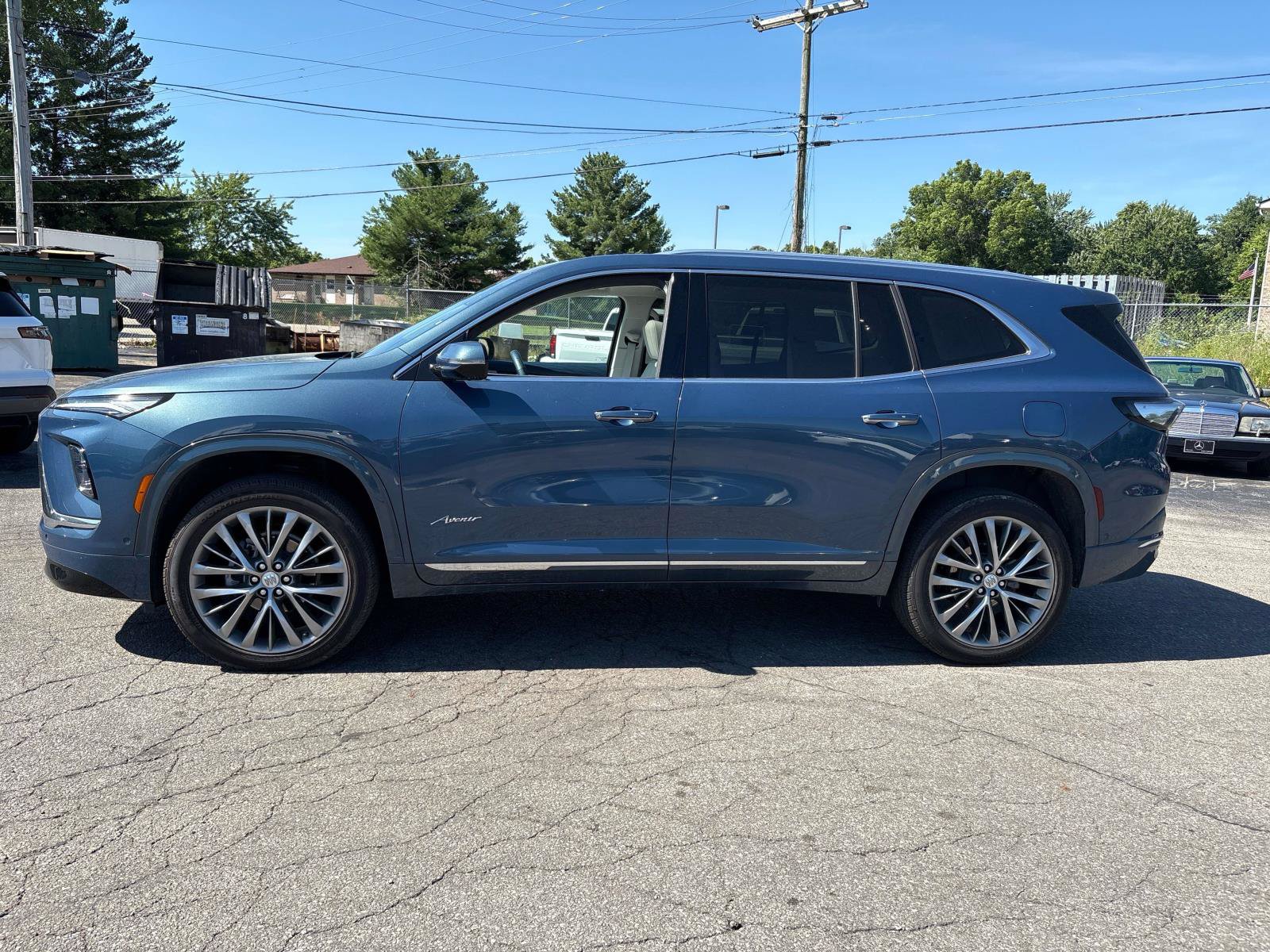 Used 2025 Buick Enclave Avenir w/ Super Cruise Package AWD/4WD image 2