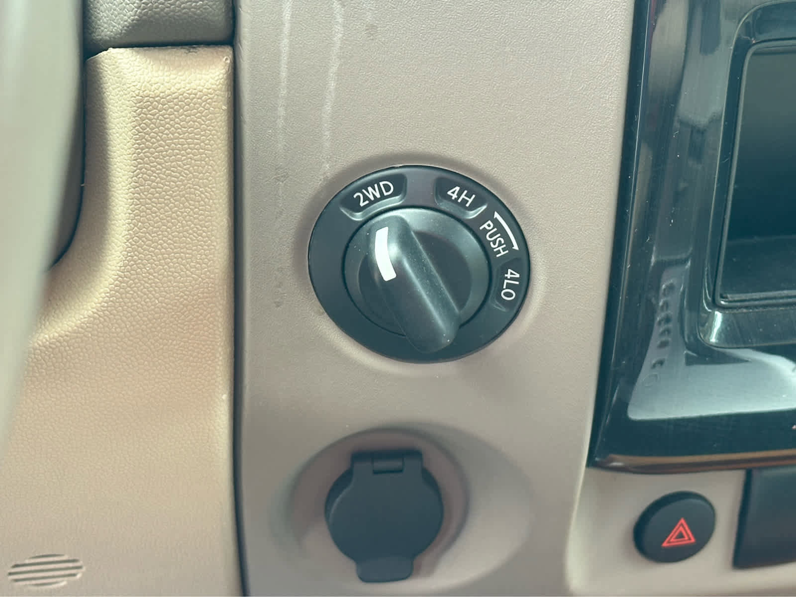 Used 2014 Nissan Titan SV w/ SV Value Truck Package AWD/4WD image 17