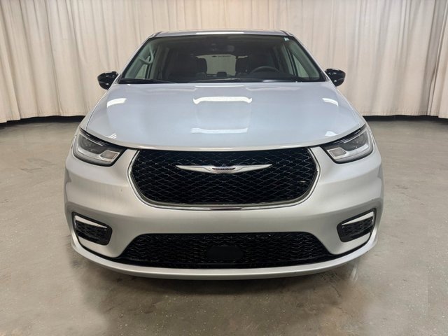 Used 2024 Chrysler Pacifica Limited image 10