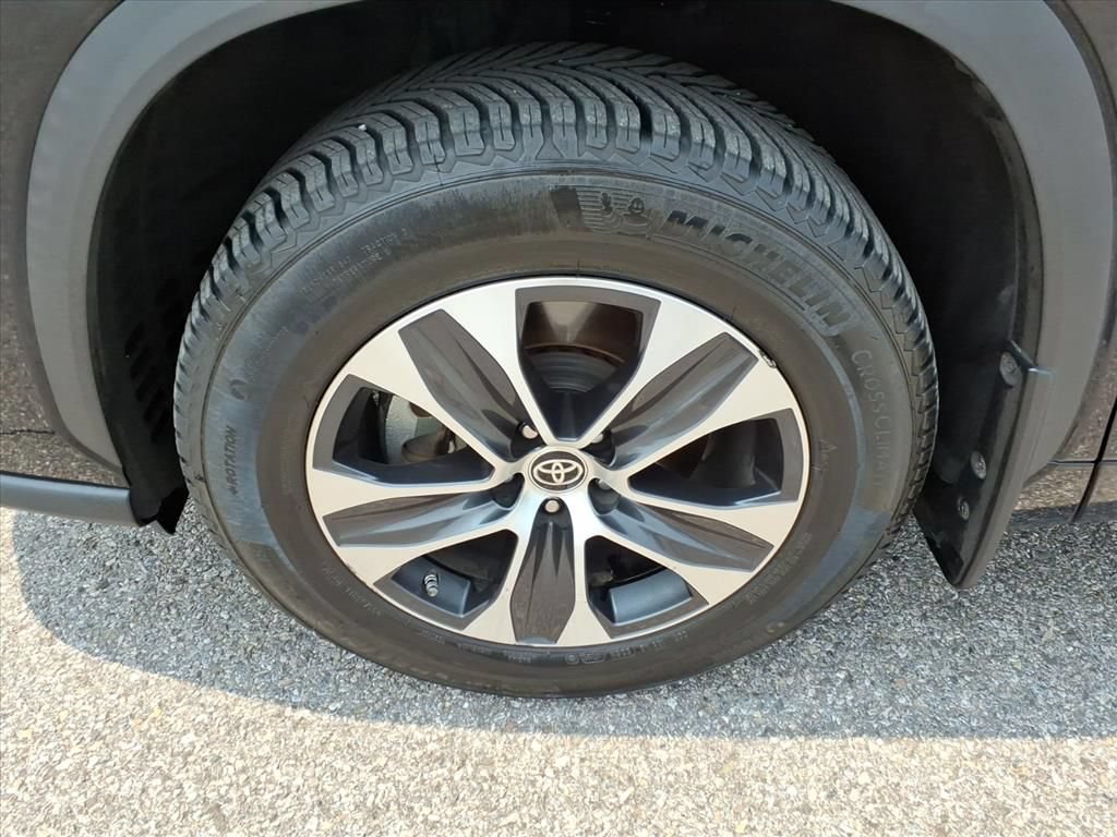 Used 2020 Toyota Highlander XLE AWD/4WD image 11