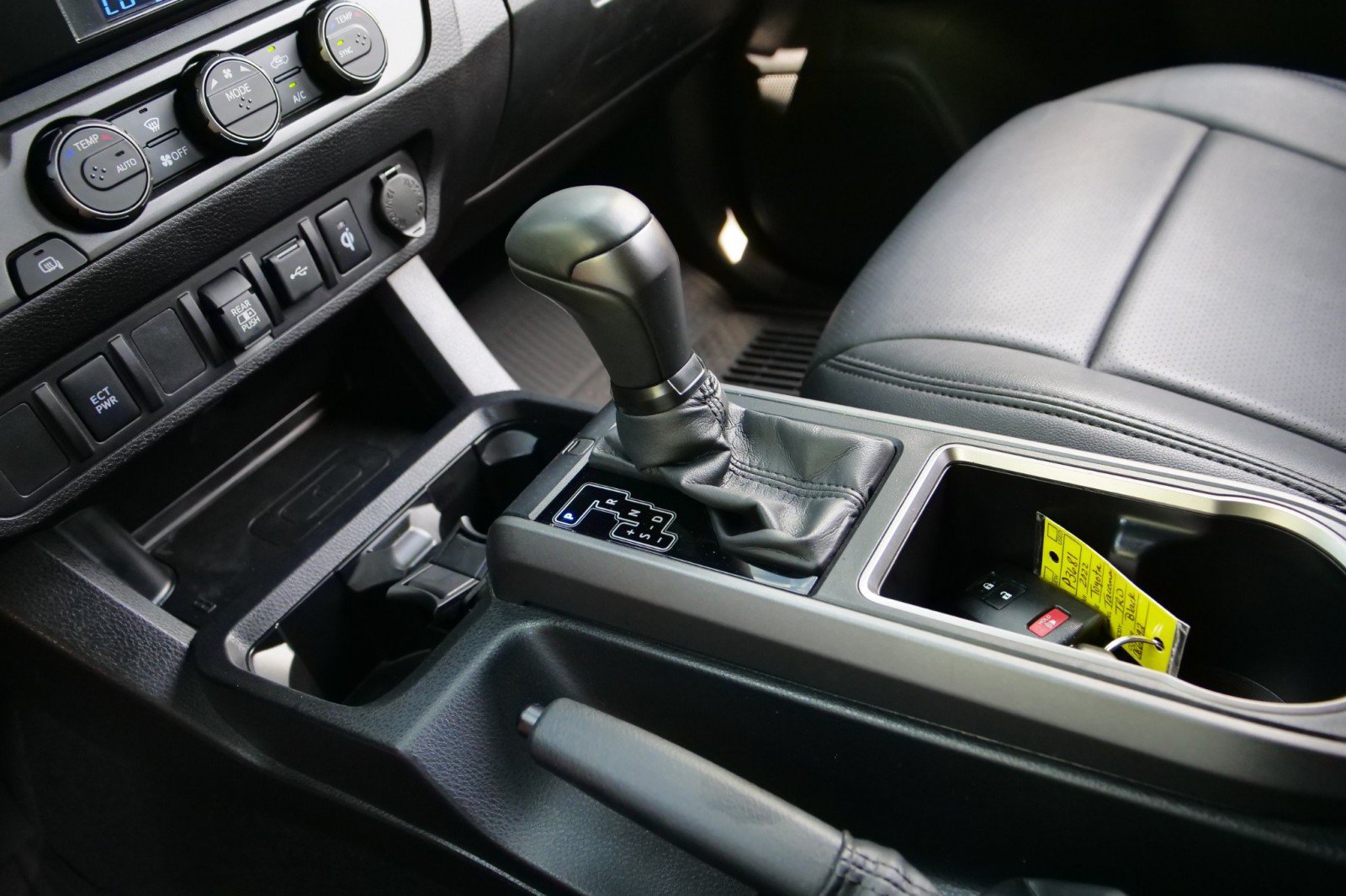 Used 2022 Toyota Tacoma TRD Sport AWD/4WD image 13