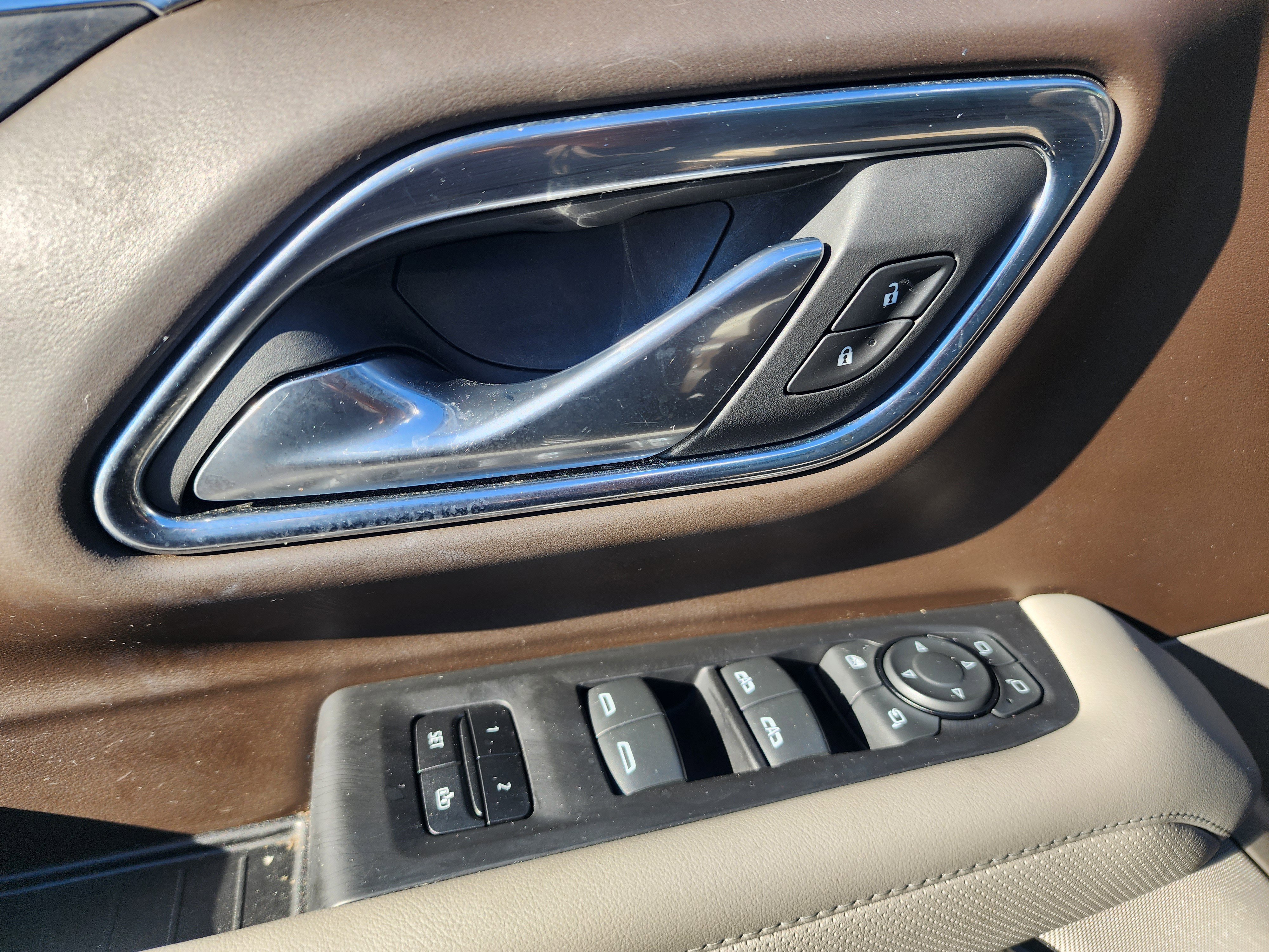 Used 2023 GMC Yukon XL SLT w/ SLT Premium Package image 27