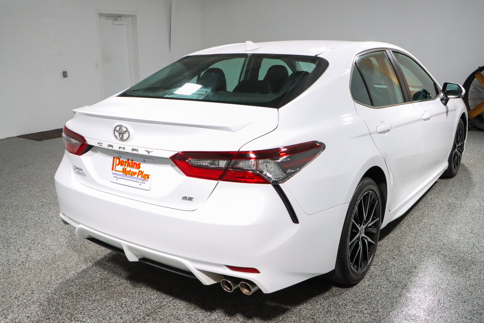 Used 2022 Toyota Camry SE FWD image 7
