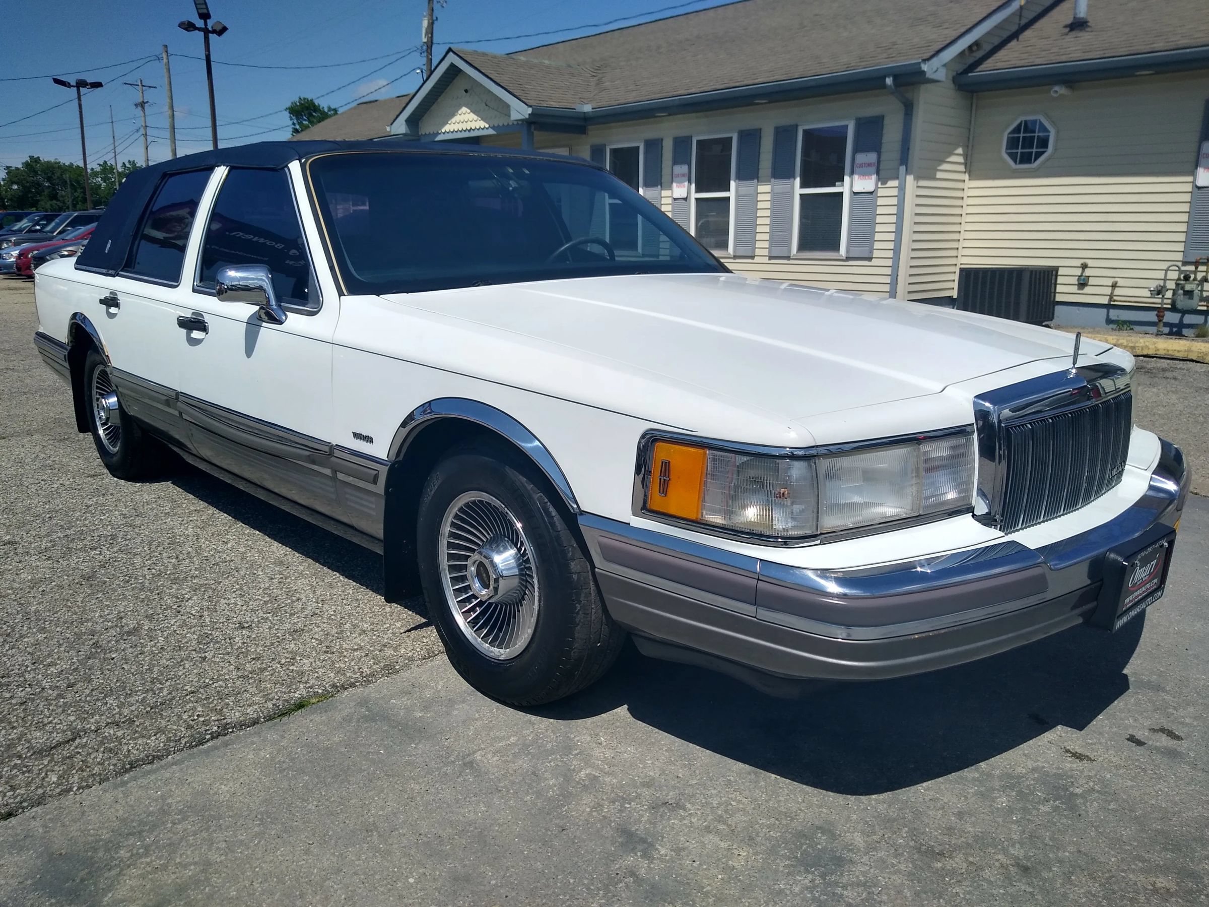Used 1990 Lincoln Town Car Signature RWD image 2
