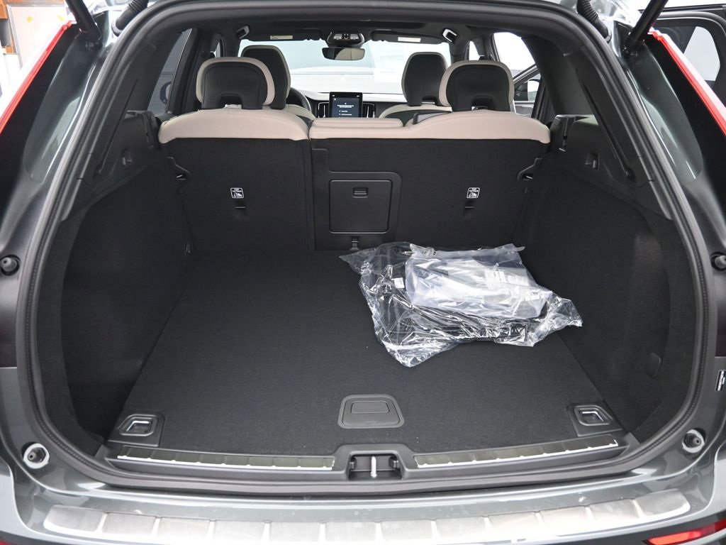 New 2026 Volvo XC60 B5 Plus w/ Climate Package image 30