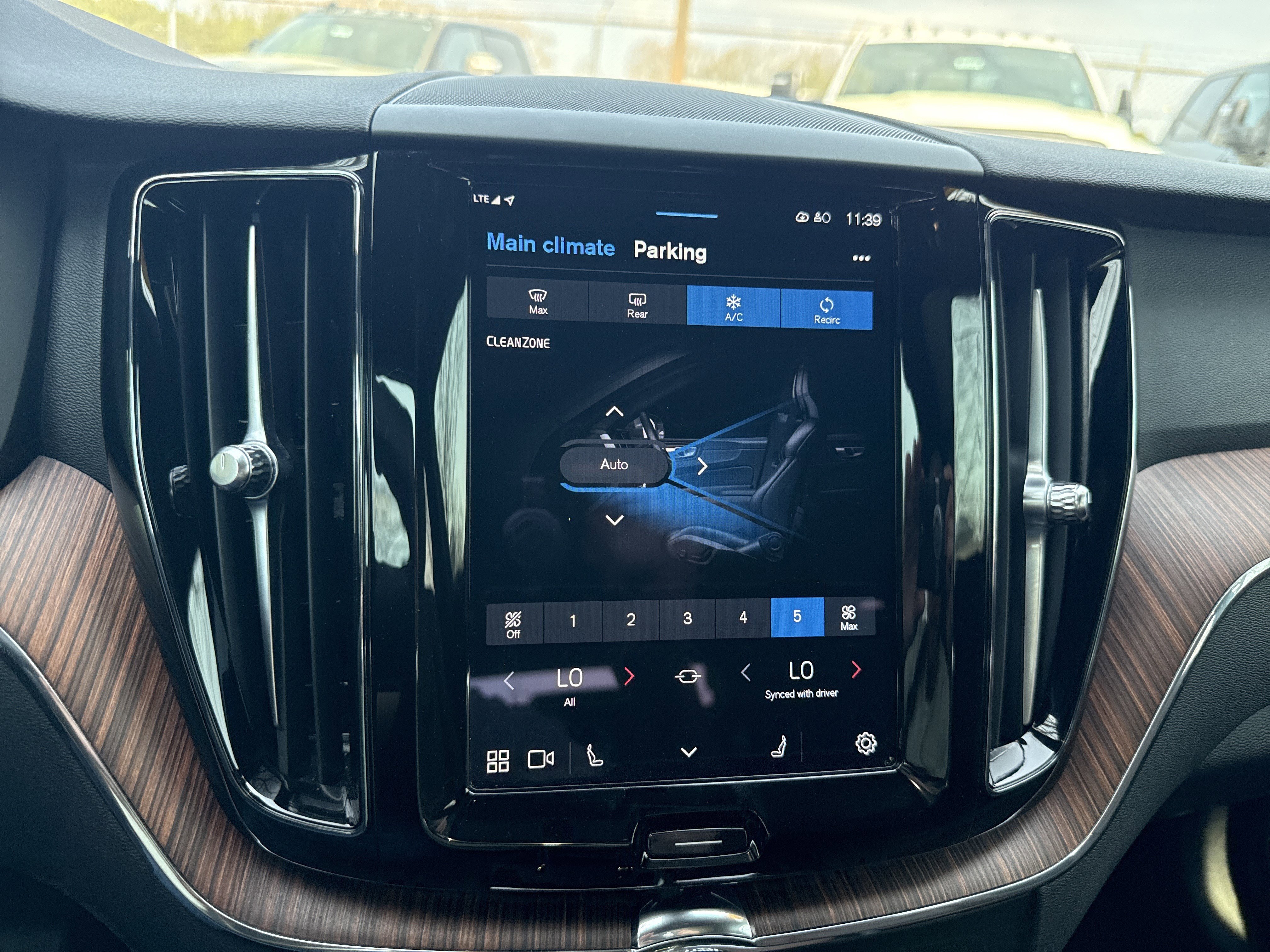 Used 2024 Volvo XC60 B5 Plus AWD/4WD image 28