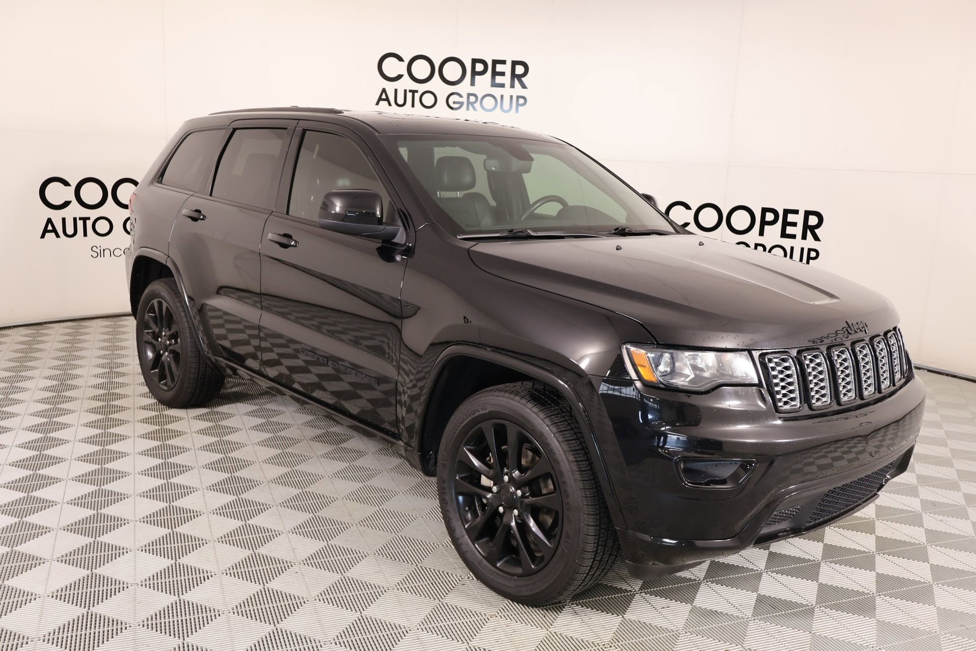 Used 2018 Jeep Grand Cherokee Altitude image 1