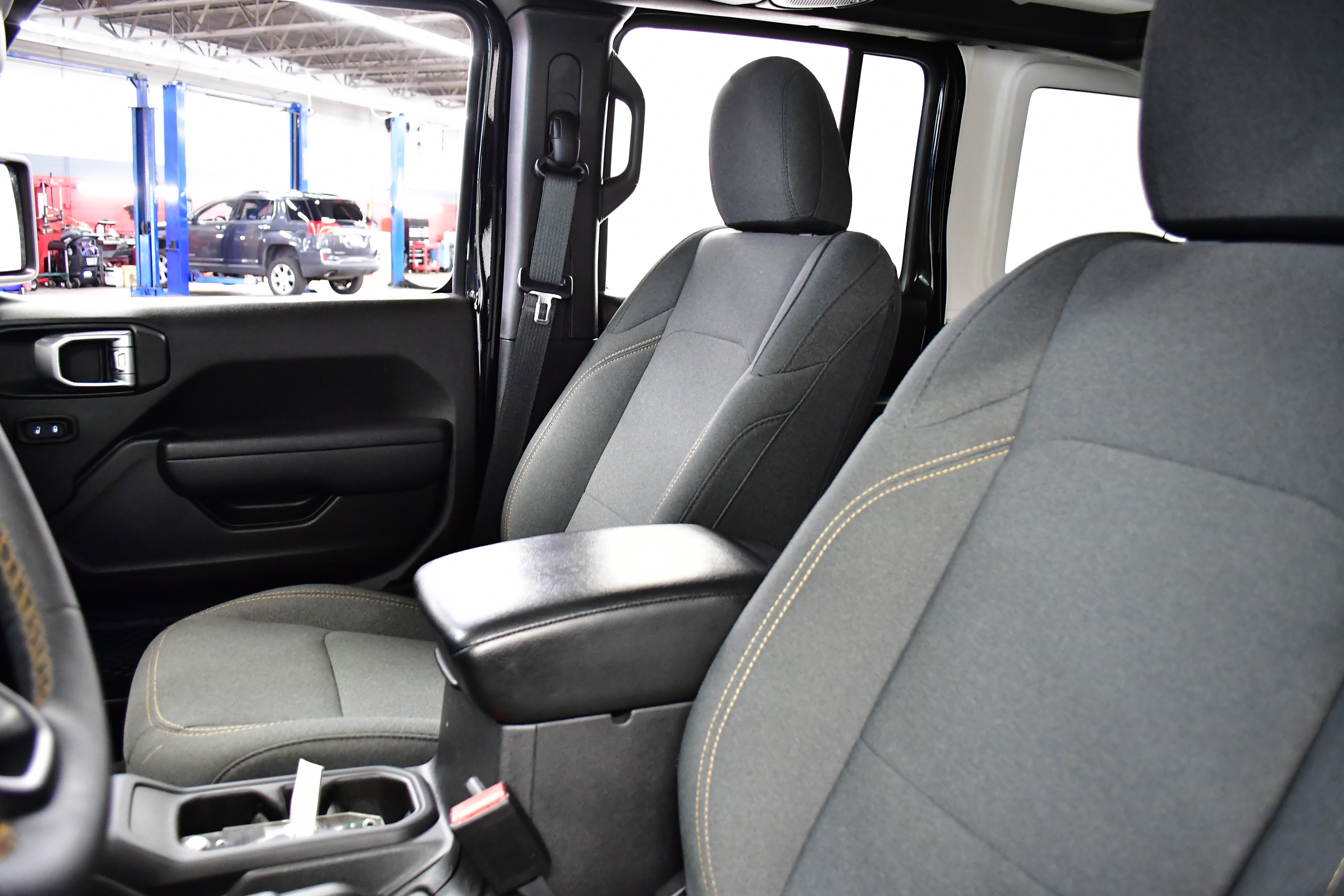 Used 2024 Jeep Wrangler Unlimited AWD/4WD image 14