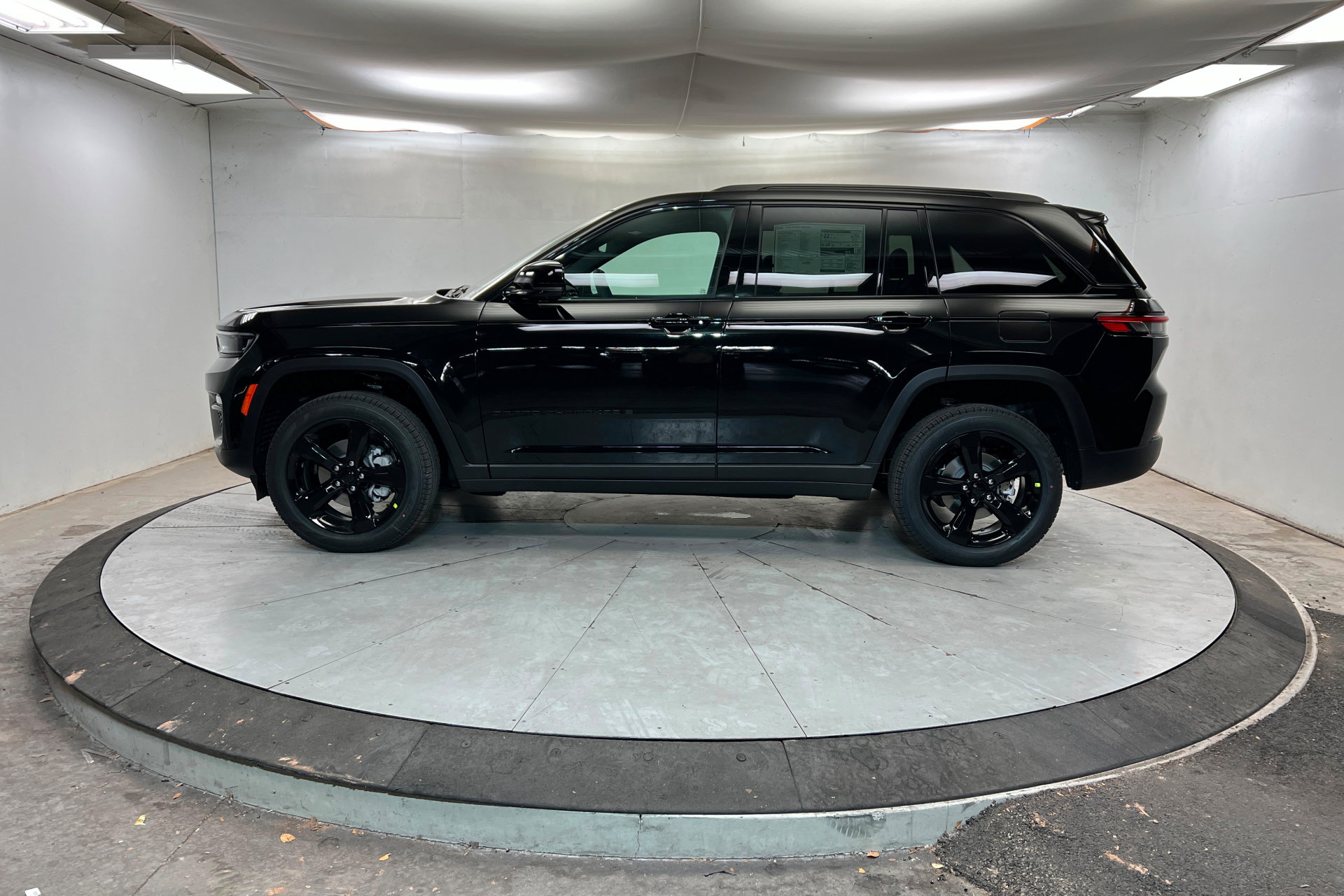 New 2025 Jeep Grand Cherokee Limited w/ Luxury Tech Group II AWD/4WD image 2