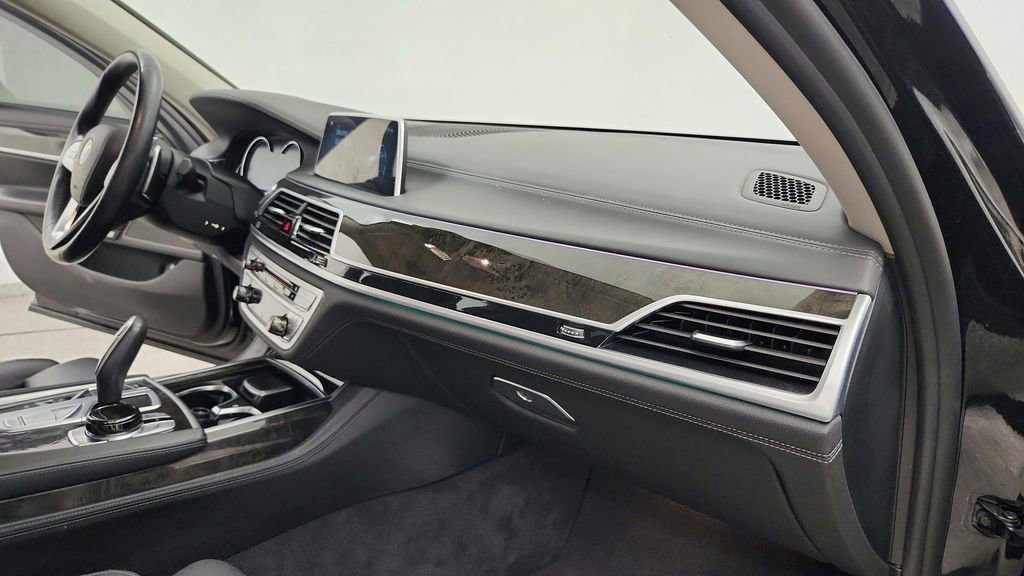 Used 2018 BMW 750i xDrive image 46