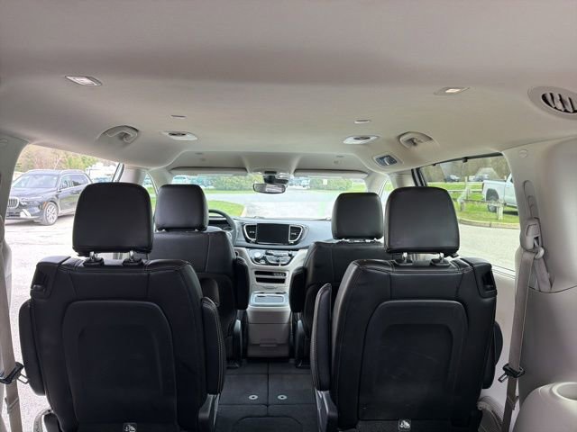 Used 2023 Chrysler Pacifica Touring-L FWD image 15