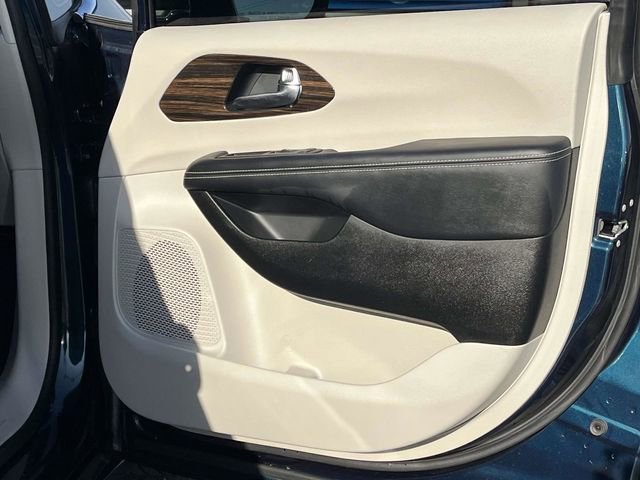 Used 2023 Chrysler Pacifica Limited image 26