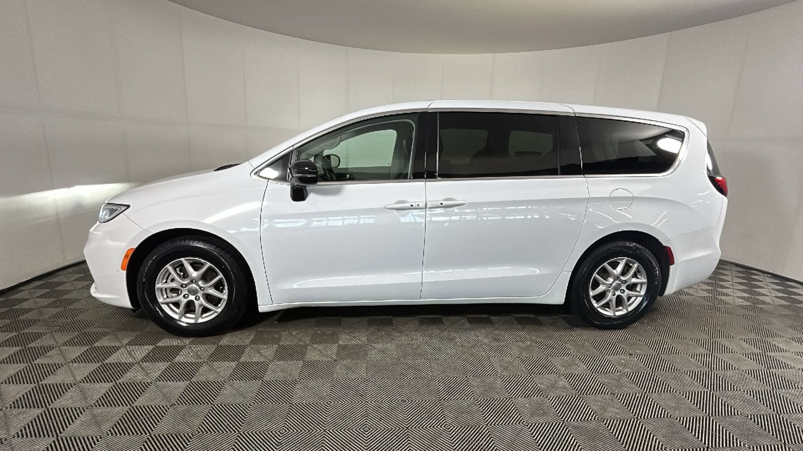 Used 2024 Chrysler Pacifica Touring-L FWD image 6
