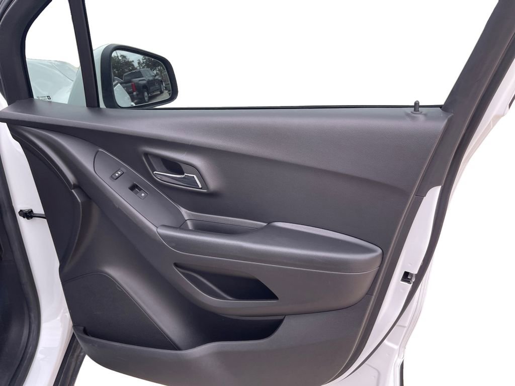 Used 2022 Chevrolet Trax LT w/ LT Convenience Package image 16