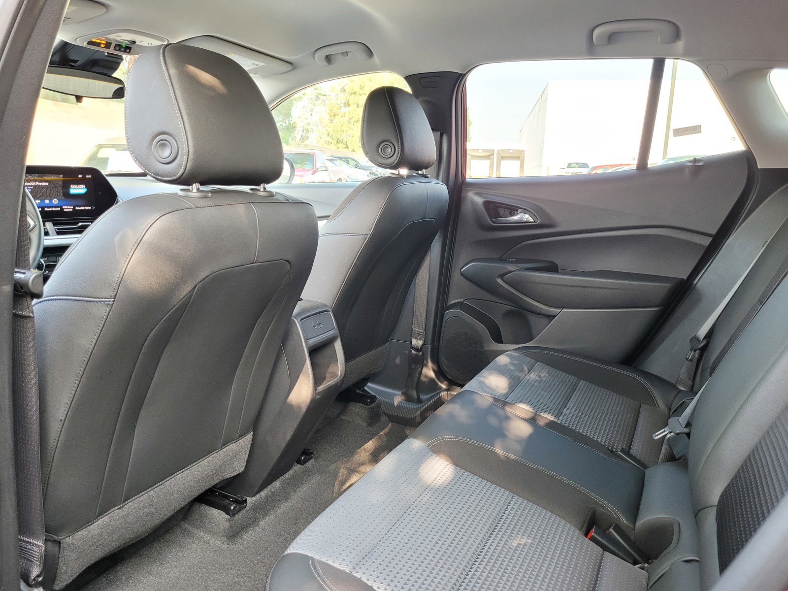 Used 2025 Chevrolet Trax LT w/ LT Convenience Package image 14