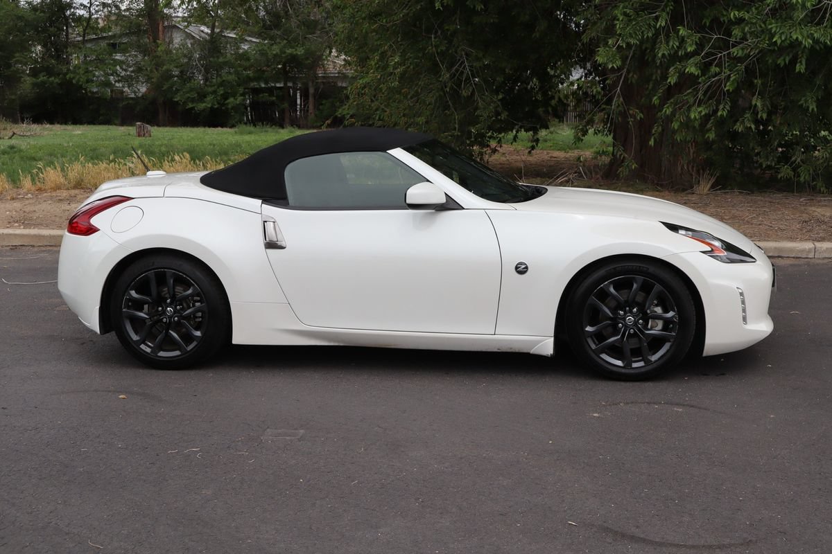 Used 2019 Nissan 370Z Touring RWD image 3