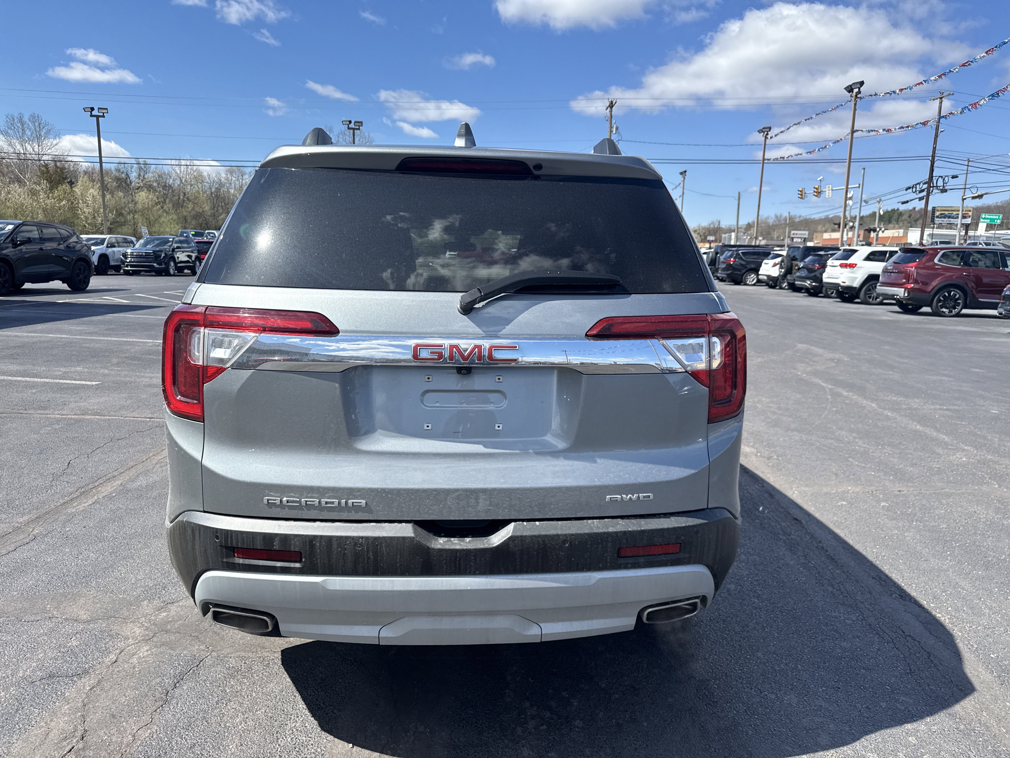 Used 2023 GMC Acadia SLE w/ Driver Convenience Package image 4