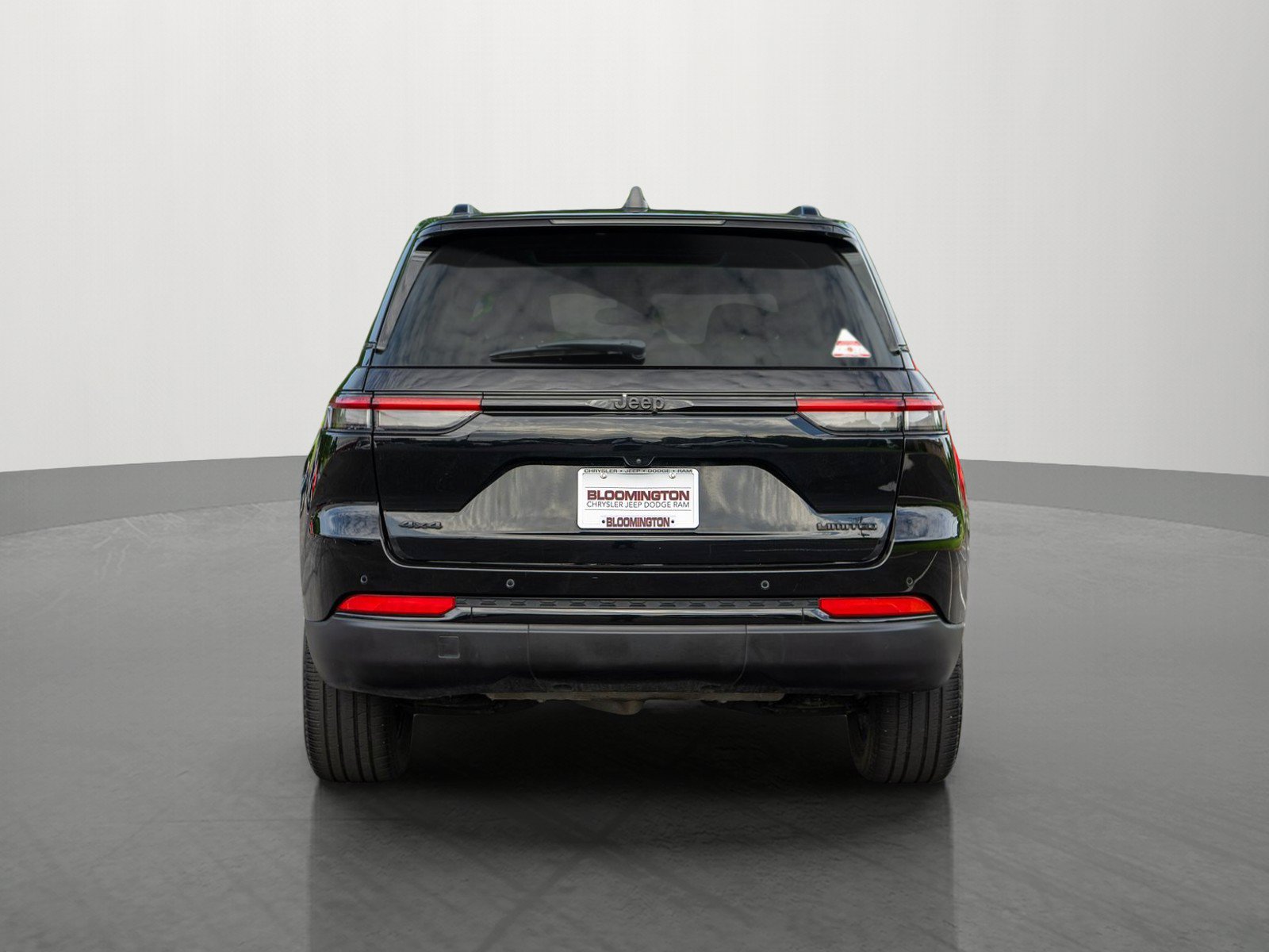 Used 2023 Jeep Grand Cherokee Limited w/ Black Appearance Package AWD/4WD image 6