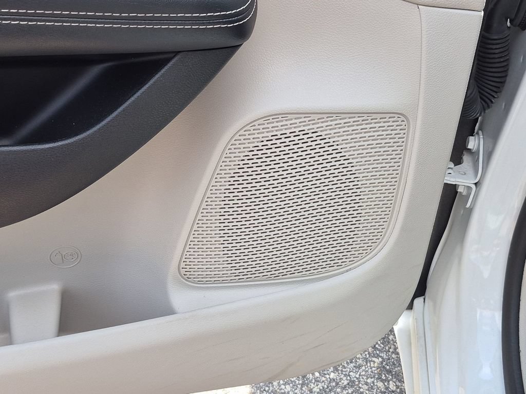 Used 2023 Chrysler Pacifica Touring-L FWD image 16