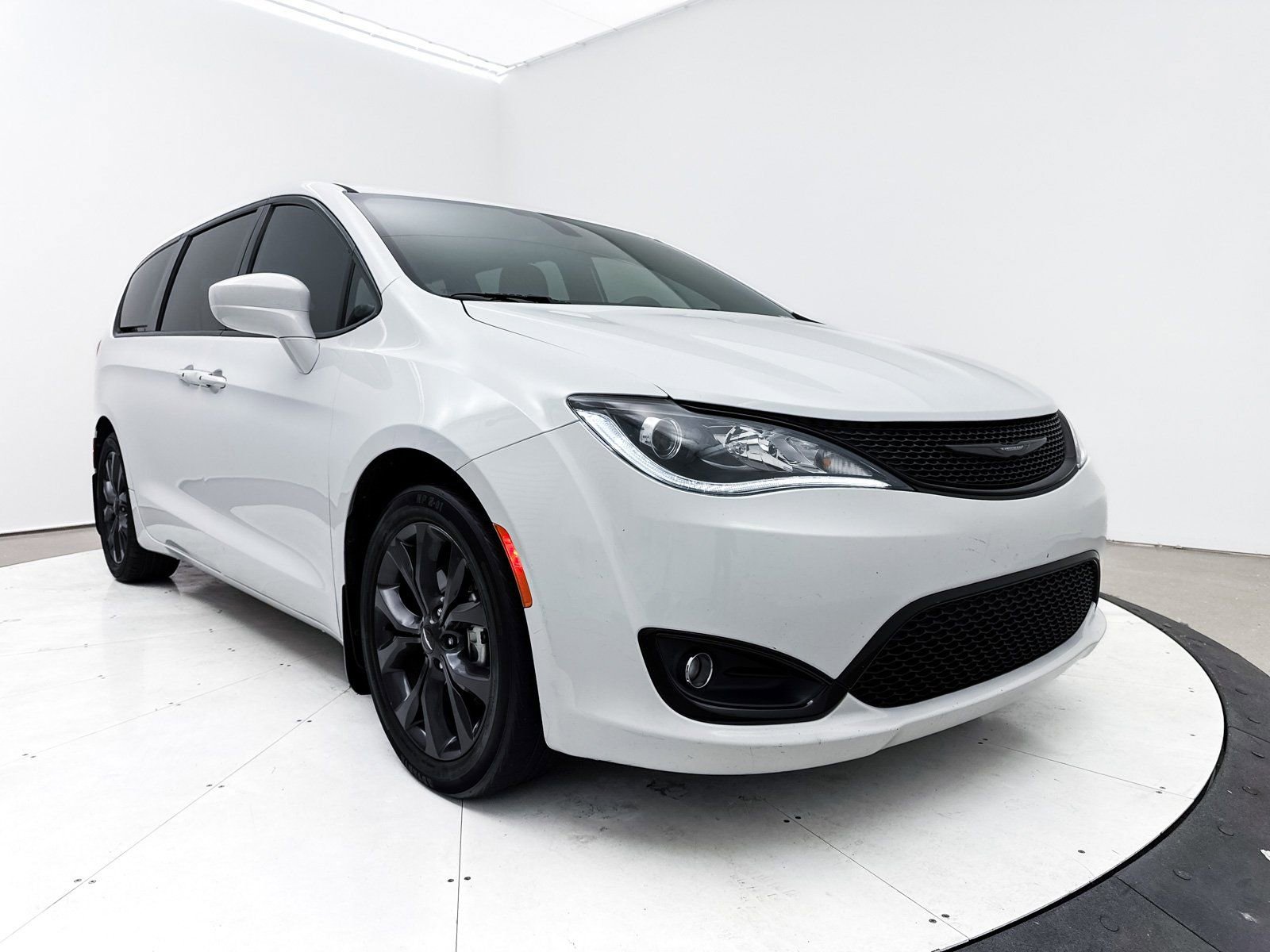 Used 2018 Chrysler Pacifica Touring Plus w/ S Appearance Package image 12