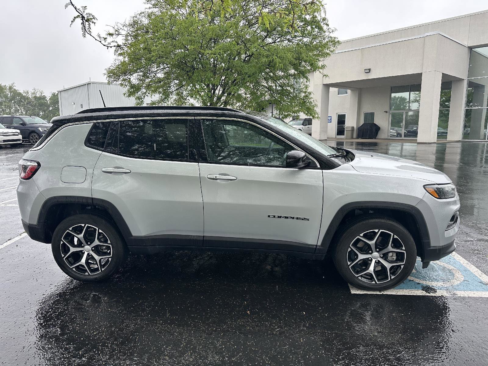 Used 2024 Jeep Compass Limited w/ Sun and Sound Group AWD/4WD image 14