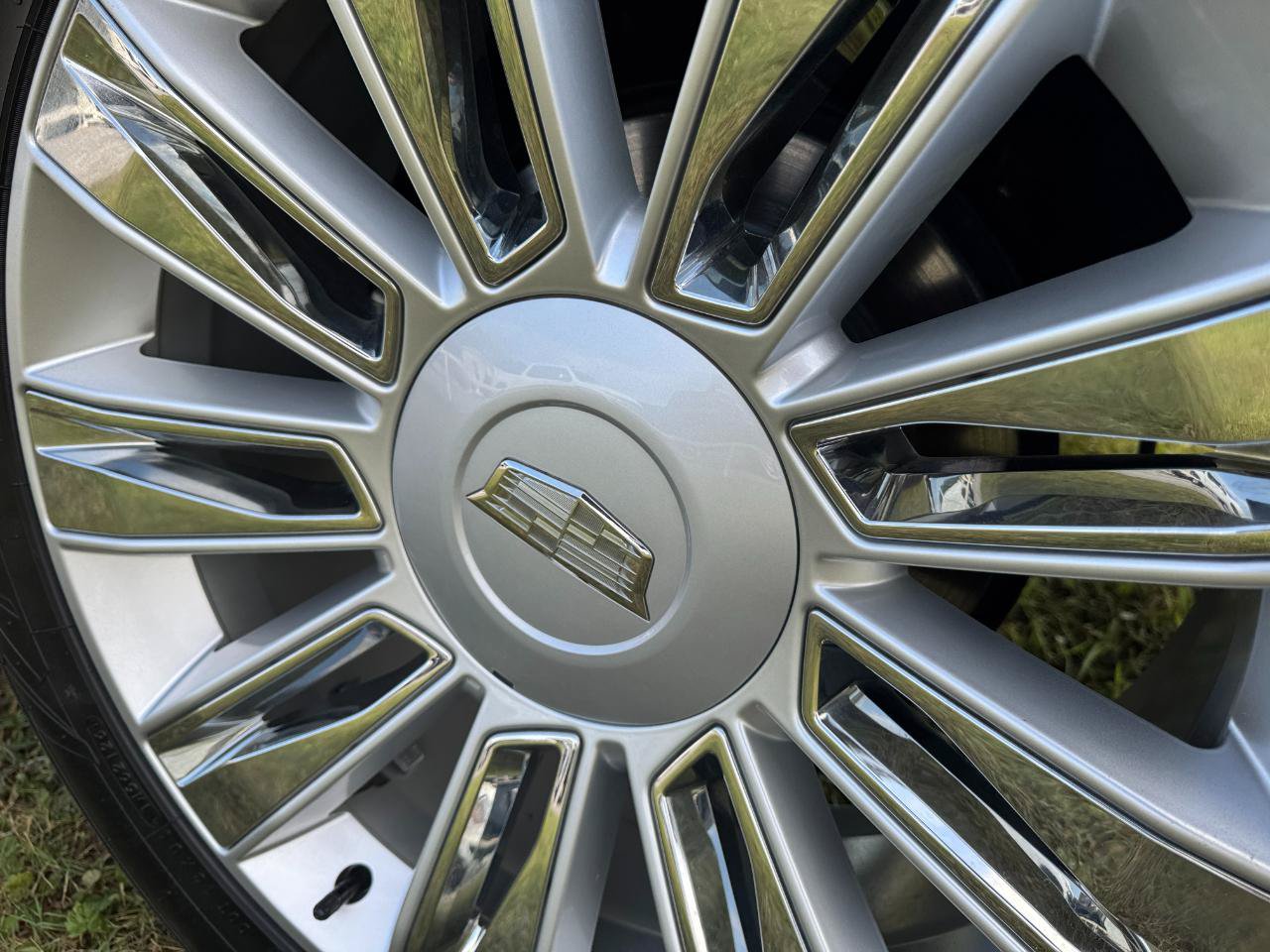 Used 2020 Cadillac Escalade ESV Platinum AWD/4WD image 22