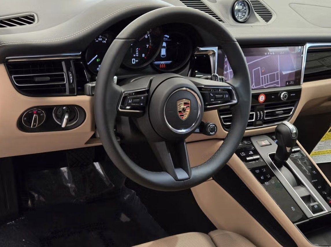 Certified 2025 Porsche Macan AWD/4WD image 12