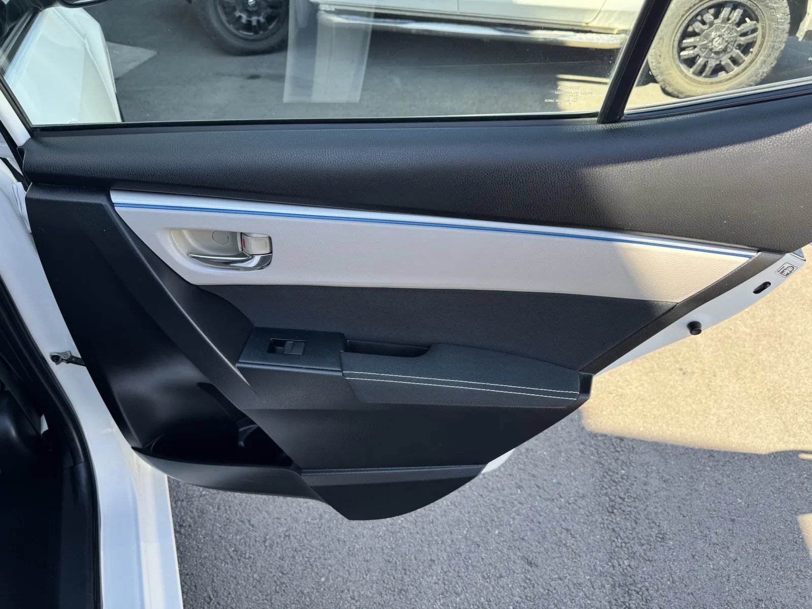 Used 2016 Toyota Corolla LE FWD image 33