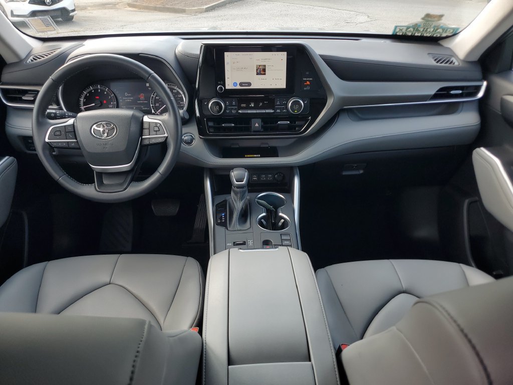 Used 2023 Toyota Highlander XLE FWD image 16