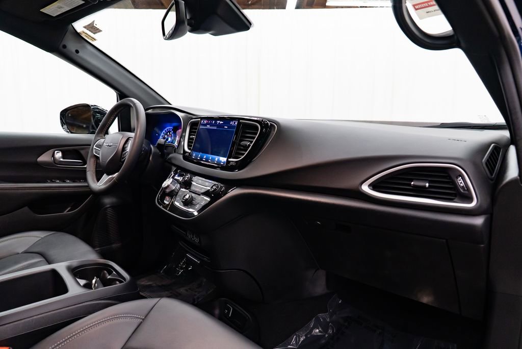 Used 2025 Chrysler Pacifica Select image 29