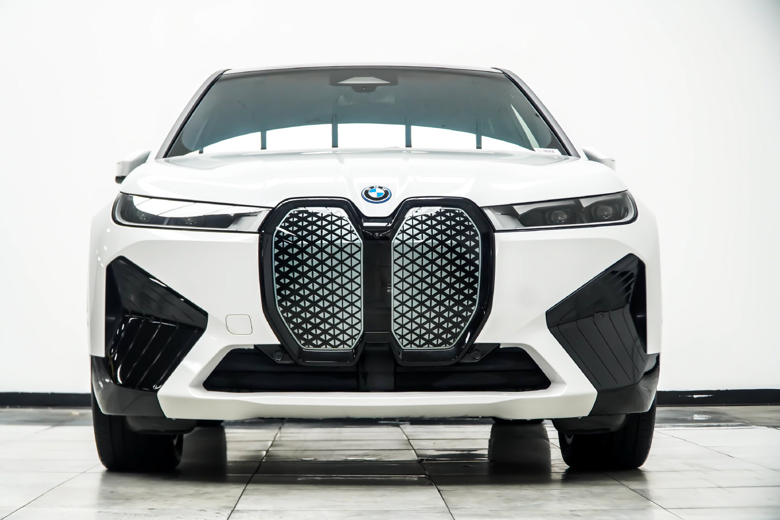 Used 2025 BMW iX xDrive50 w/ Premium Package AWD/4WD image 9