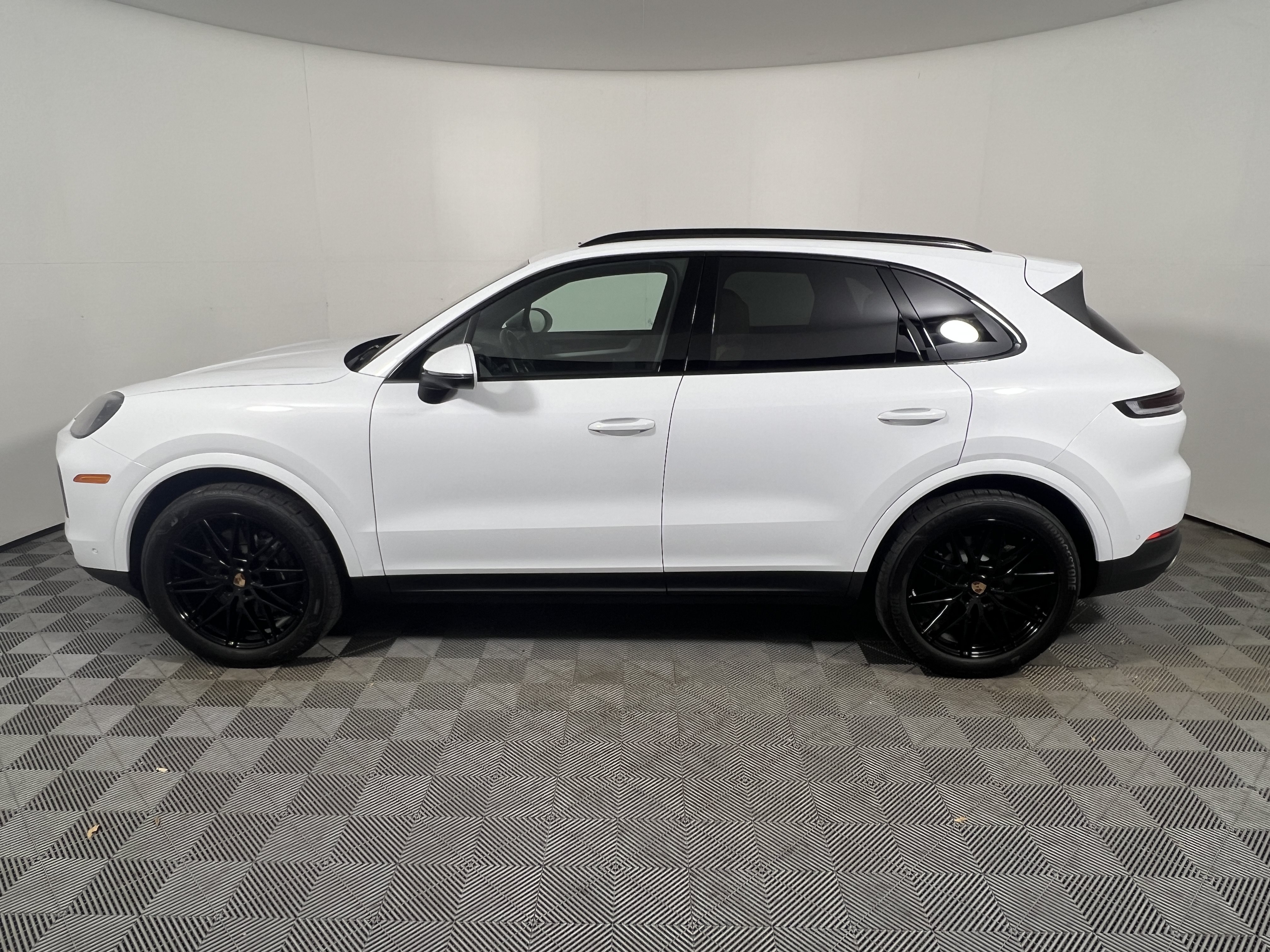 Certified 2026 Porsche Cayenne AWD/4WD image 2