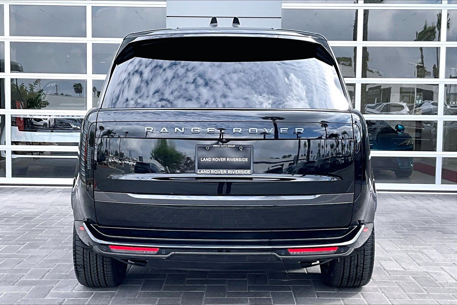 Used 2025 Land Rover Range Rover SE AWD/4WD image 4