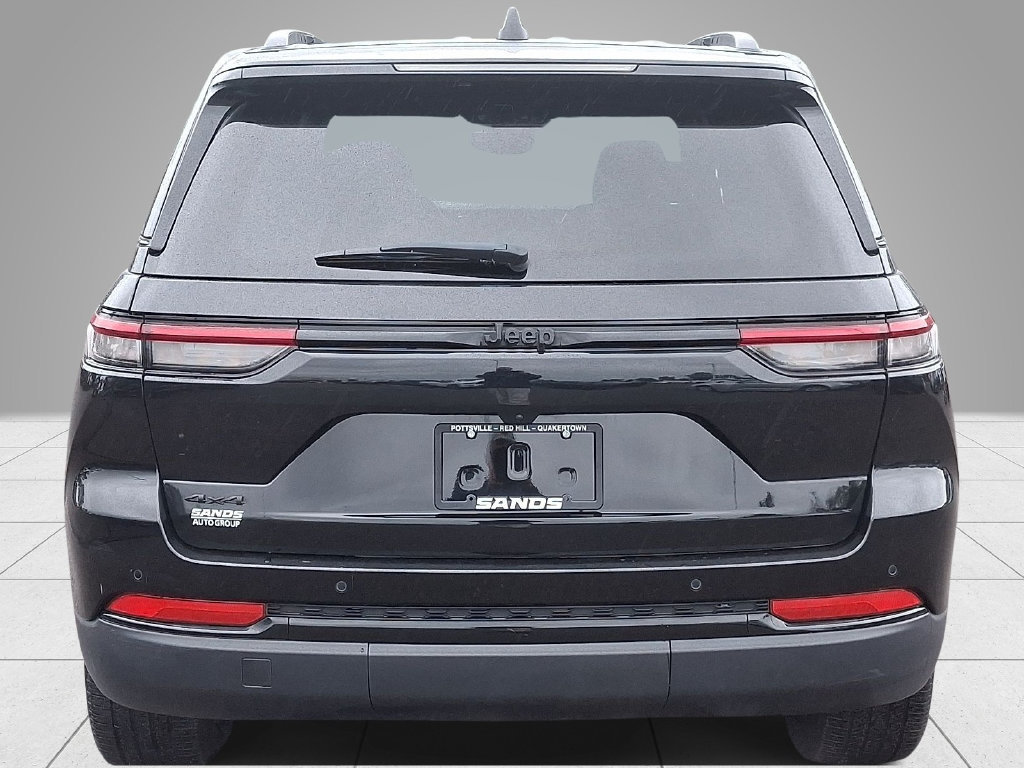 Used 2024 Jeep Grand Cherokee Altitude AWD/4WD image 6