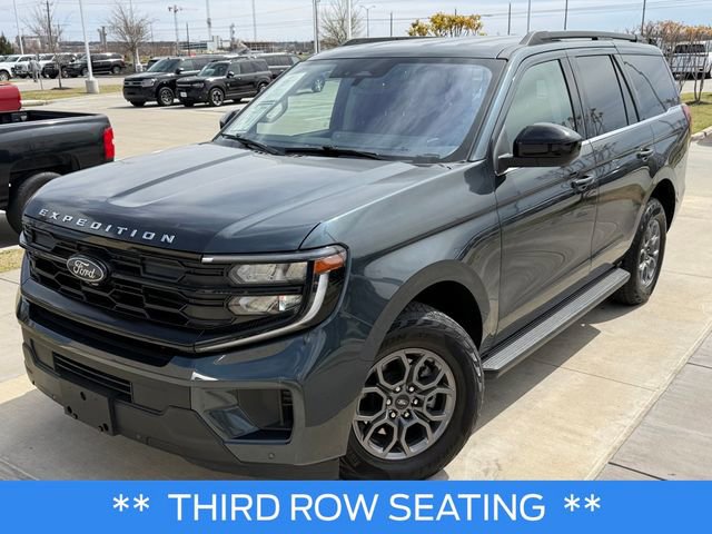 Used 2025 Ford Expedition Active RWD image 3