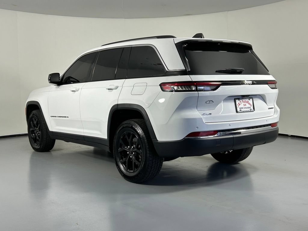 Used 2023 Jeep Grand Cherokee Limited AWD/4WD image 5