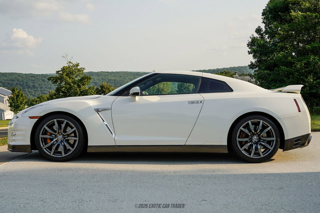 Used 2016 Nissan GT-R Premium AWD/4WD image 3