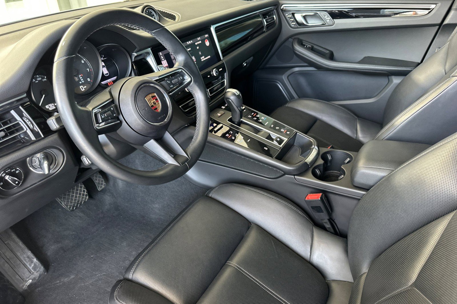 Certified 2024 Porsche Macan image 4