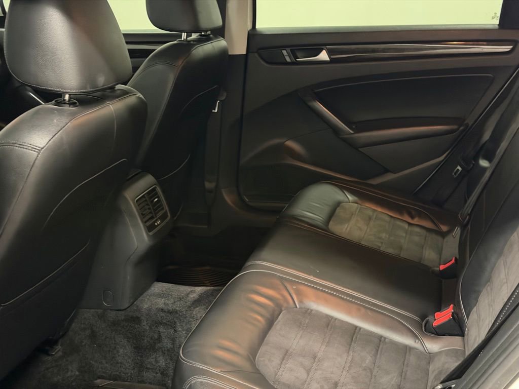 Used 2015 Volkswagen Passat TDI SEL Premium image 20
