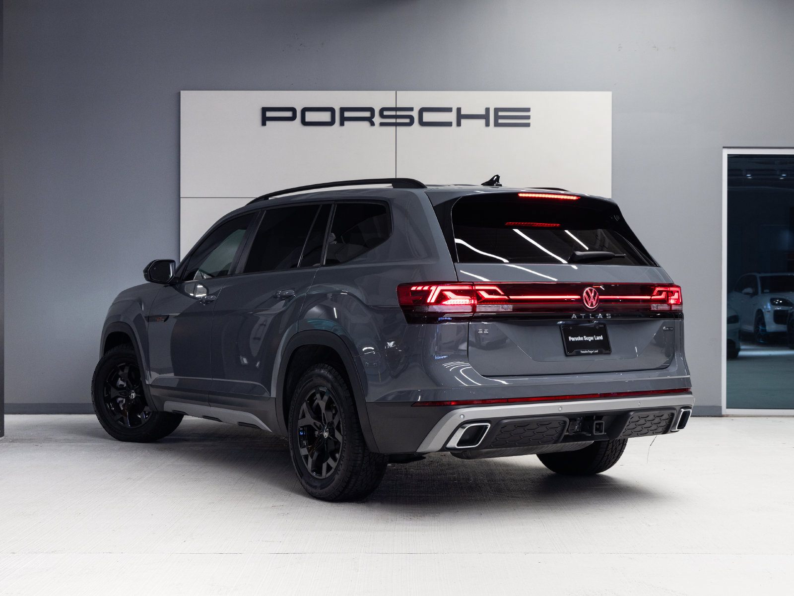 Used 2025 Volkswagen Atlas Peak Edition SE AWD/4WD image 3