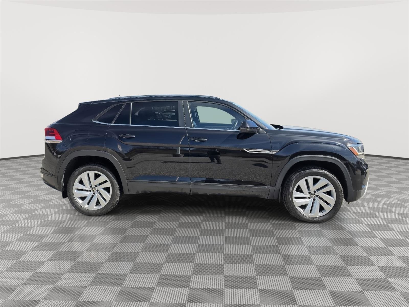 Certified 2020 Volkswagen Atlas Cross Sport SE w/ Panoramic Sunroof Package AWD/4WD image 15