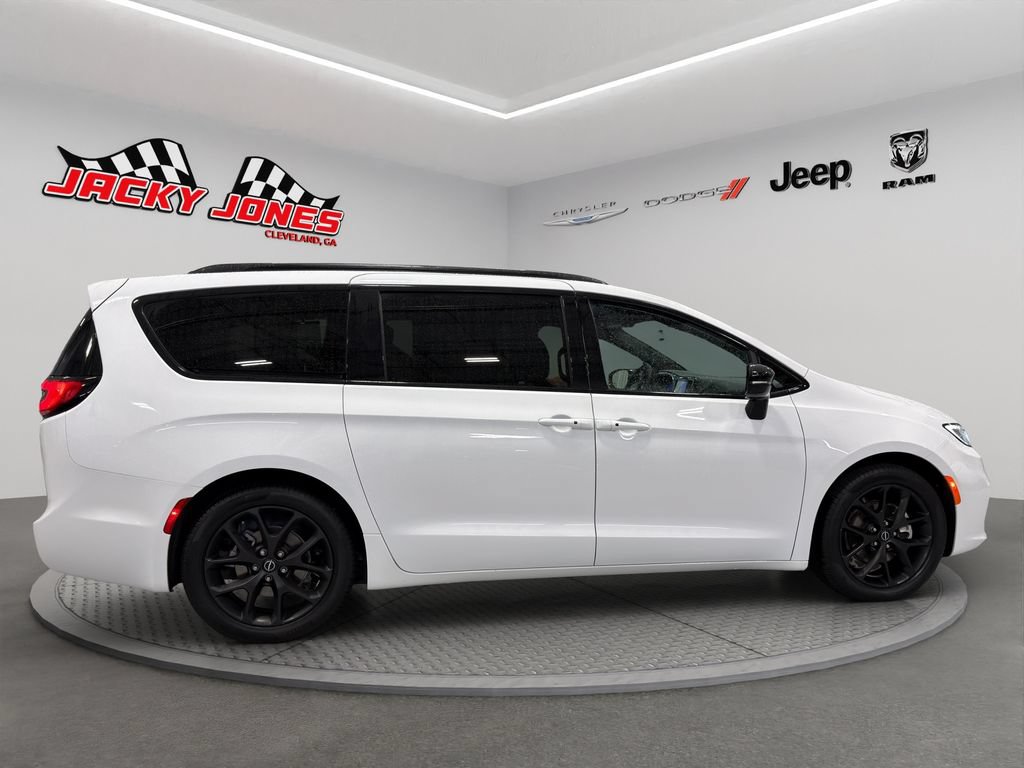 Used 2025 Chrysler Pacifica Limited FWD image 11