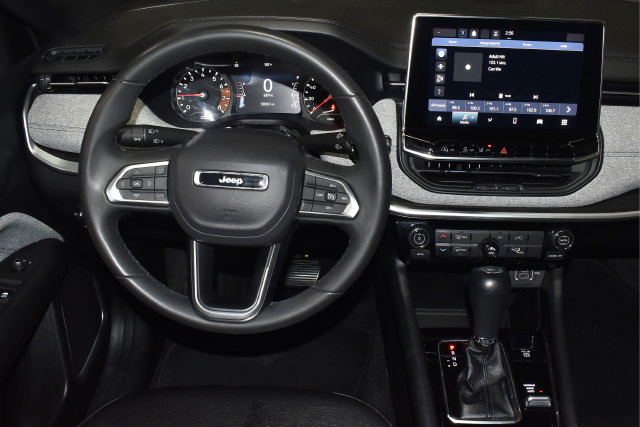 Used 2024 Jeep Compass Latitude AWD/4WD image 16
