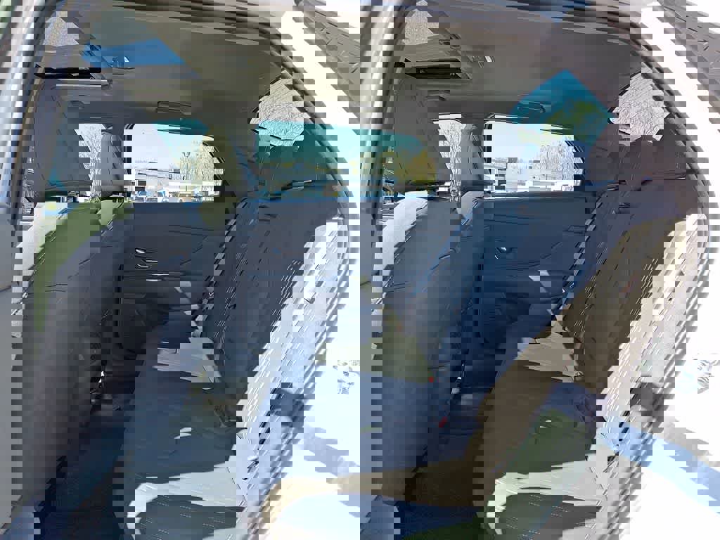 Used 2025 Hyundai Elantra SEL image 9