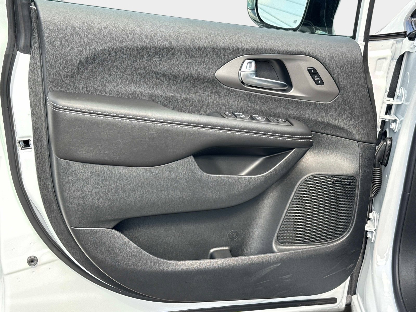 New 2027 Chrysler Pacifica Limited AWD/4WD image 19
