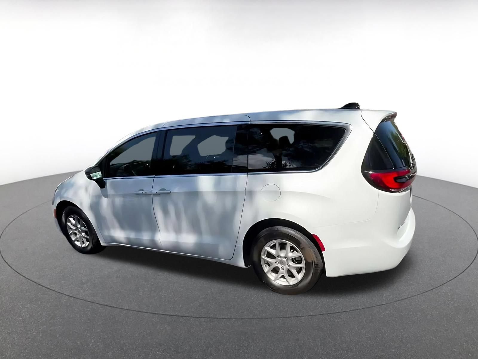 Used 2025 Chrysler Pacifica Select FWD image 10