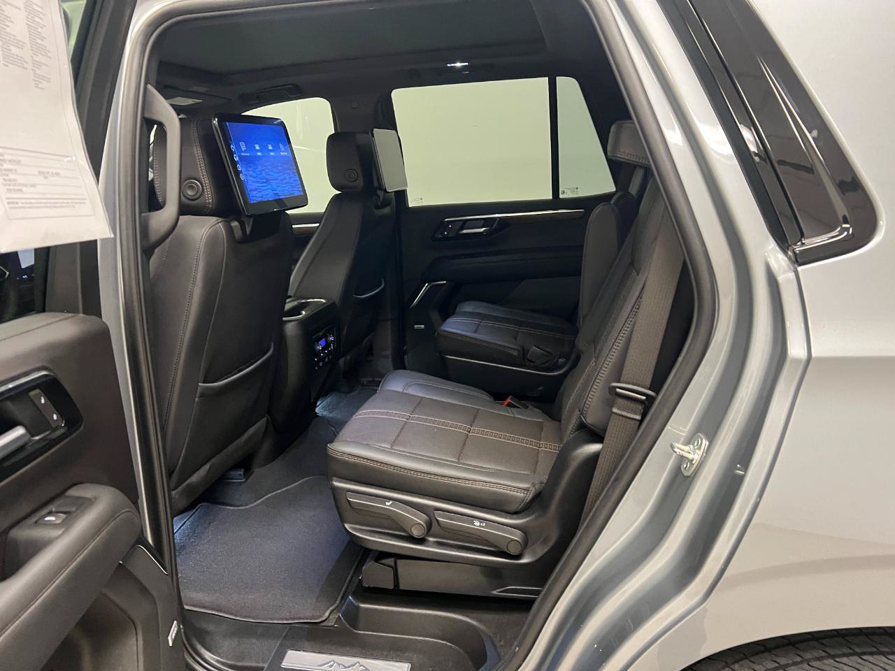 Used 2025 Chevrolet Tahoe High Country AWD/4WD image 26